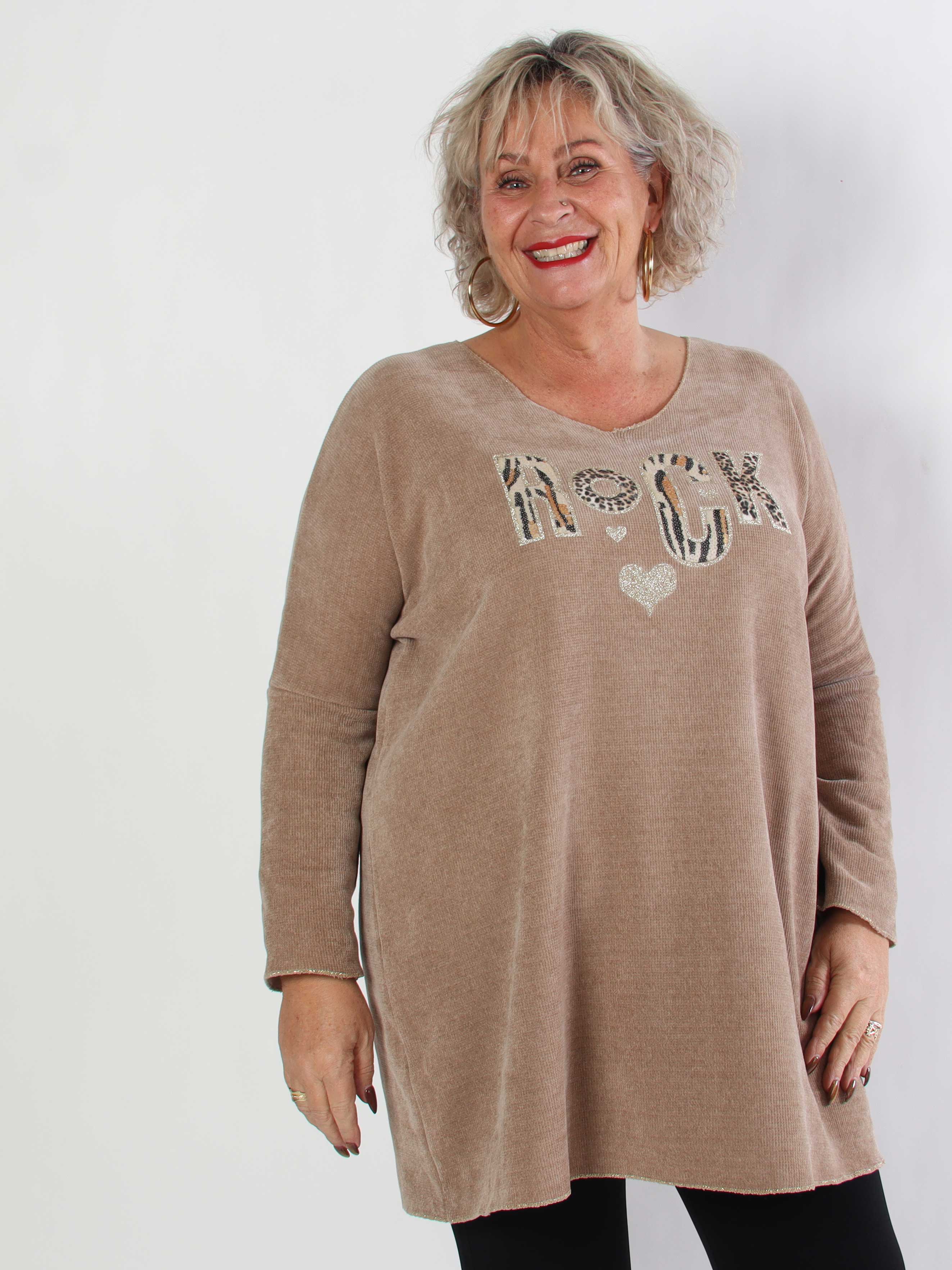 Rocka - Plus size kjole i blød strik med motiv